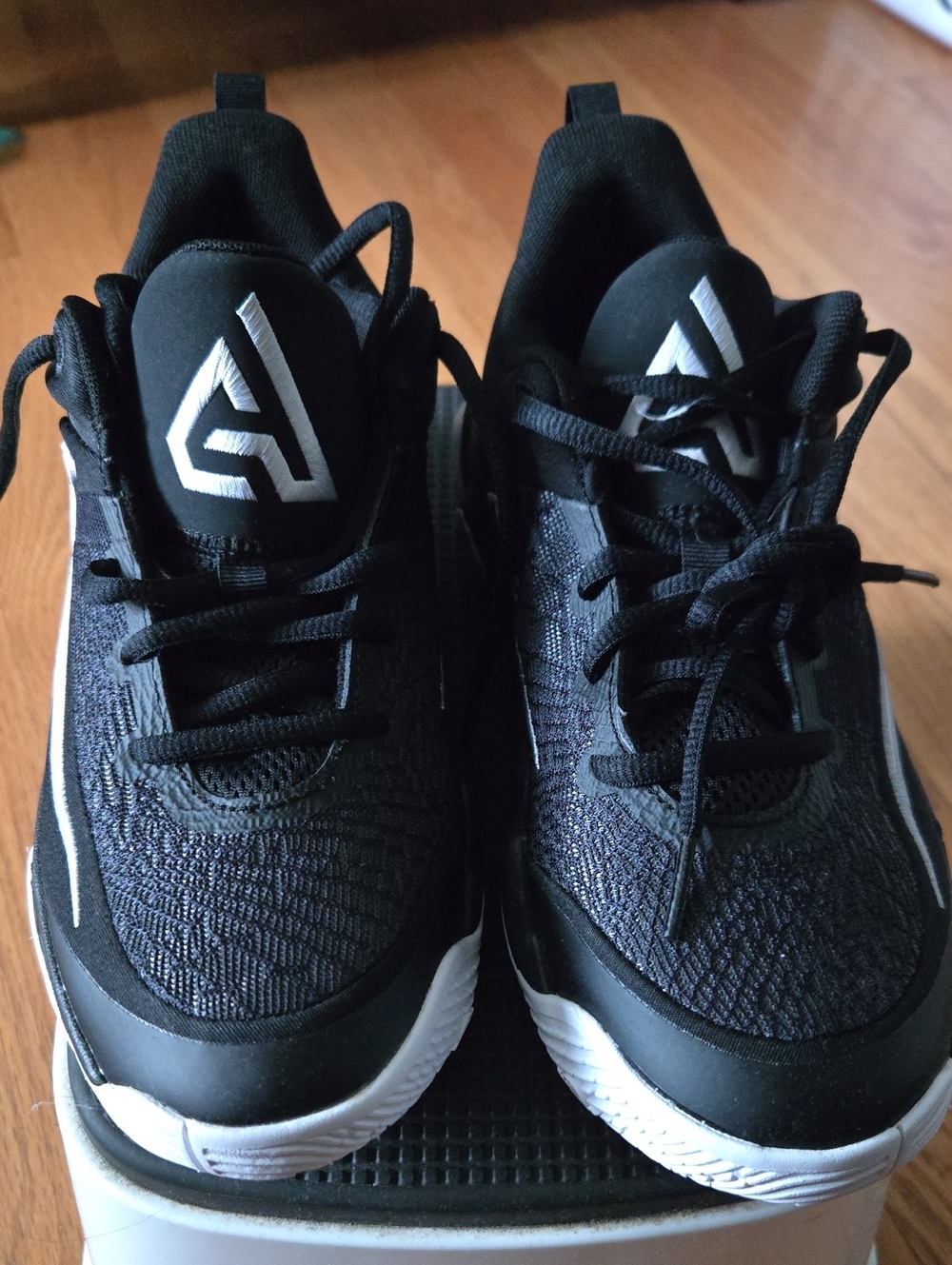 Nike Giannis Basketball Shoes Kids 5.5Y Black White Dark Smoke/grey